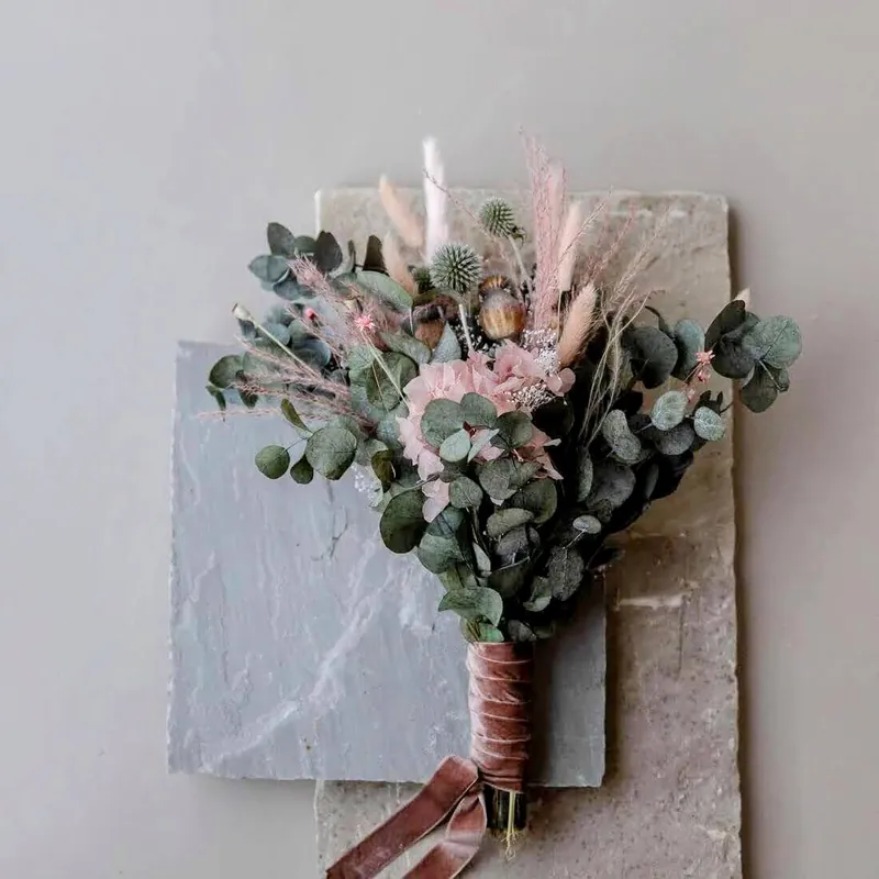 Jetzt Kaufen Natürliche Pracht einzigartiger Brautstrauß aus Trockenblumen, Eukalyptus & Distel